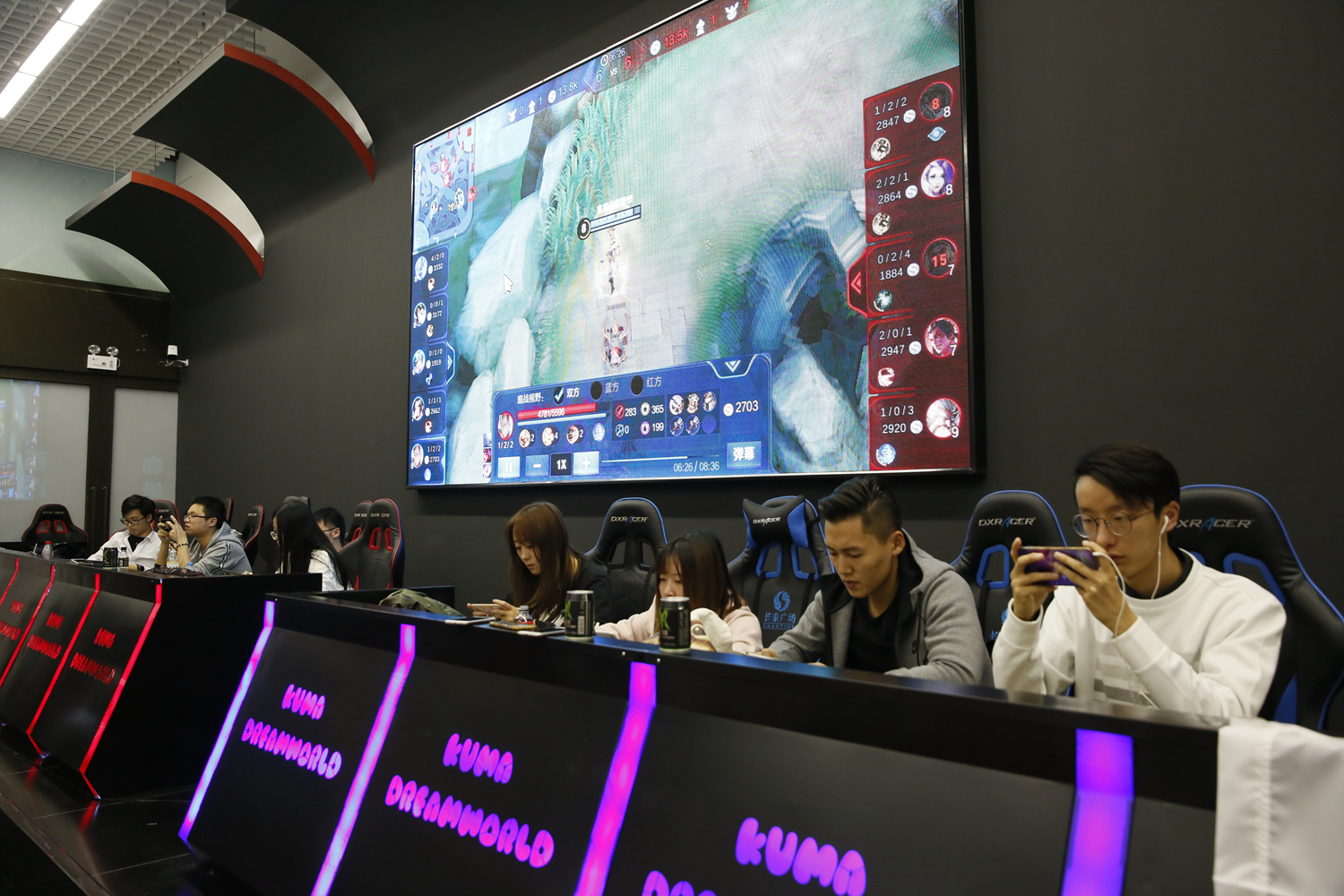 在今日EDG对阵AL的比赛中，FoFo使用辛德拉达成了在LPL的第1500助攻