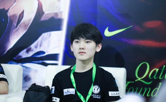 Yxl 在阿卡丽团战中的查普林式表现， Darwin 的蝎子铁钳无敌， Weibo Gaming 领先